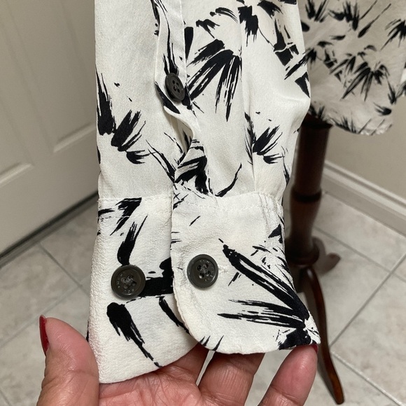 Equipment Femme Buttoned Down Silk Top Medium - Picture 6 of 13